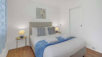 6 bedrooms, desk, iron/ironing board, travel cot