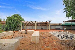 Property grounds - Sunrise on Sovereign - Retro Family Entertainer (Dubbo)