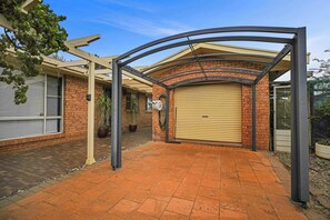 Property grounds - Sunrise on Sovereign - Retro Family Entertainer (Dubbo)