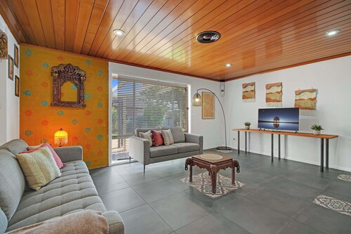 Sunrise on Sovereign - Retro Family Entertainer