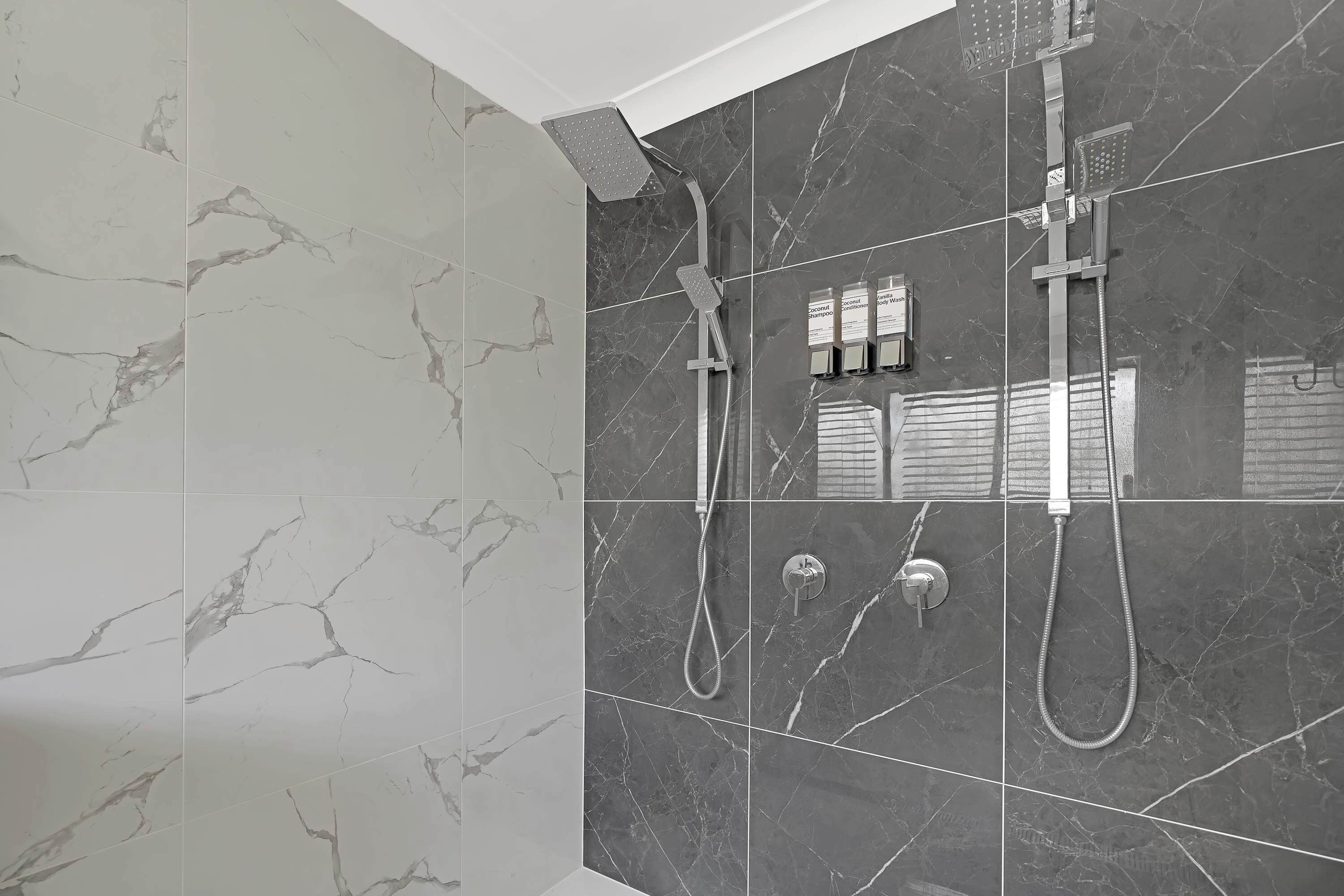 Een douche, een haardroger, handdoeken, shampoo