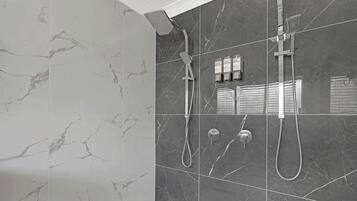 Een douche, een haardroger, handdoeken, shampoo