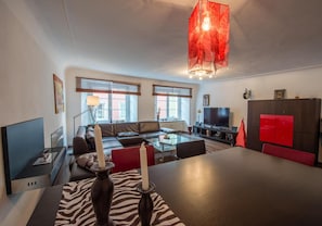 A modern living room with a sofa, TV, and a dining table. - Holiday Apartment Theresa in the Heart of Überlingen (Überlingen)