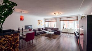 Una sala moderna con sofá, mesa de centro y comedor.