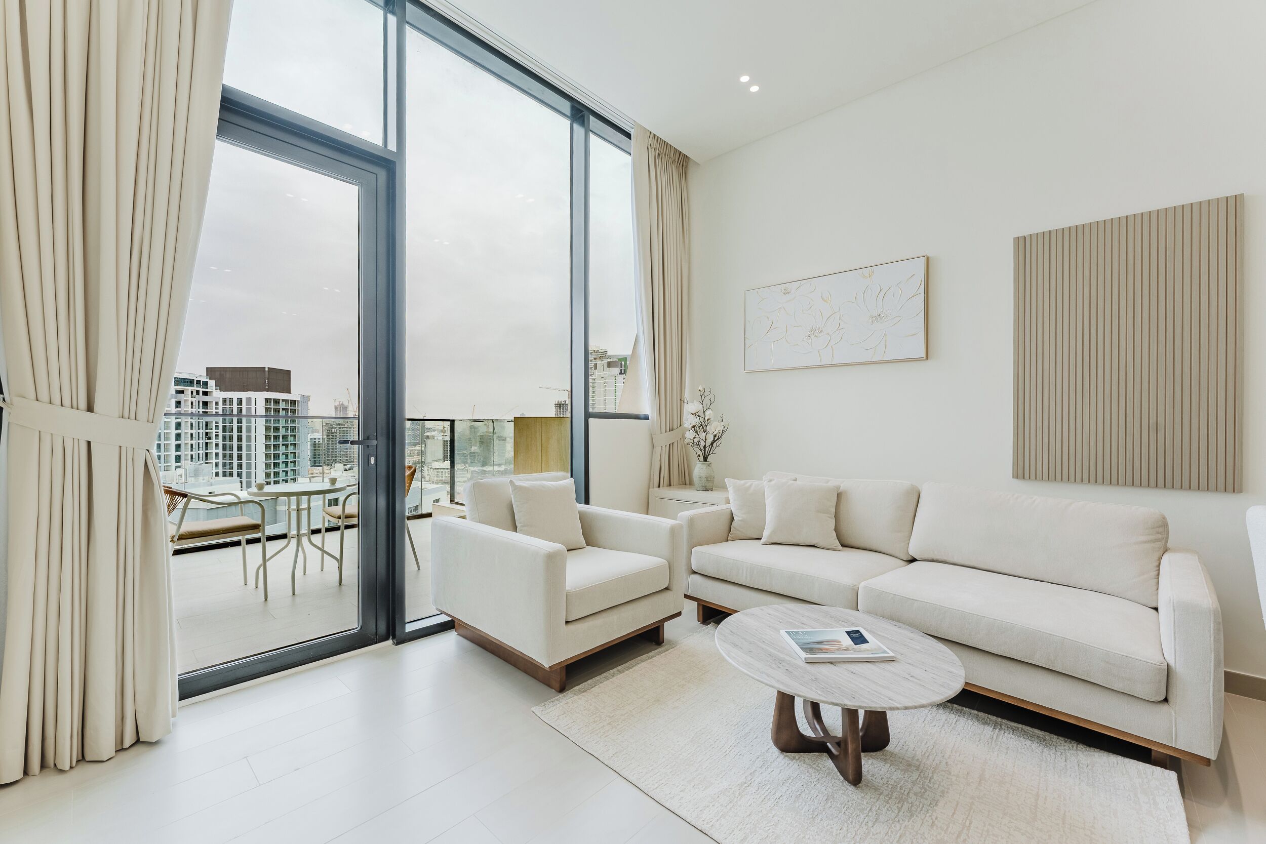 Exclusive-Apartment, Balkon, Stadtblick | Wohnbereich | 40-Zoll-Smart-TV mit Digitalempfang