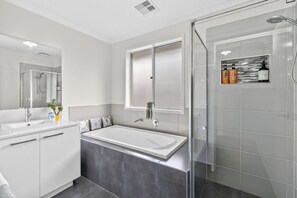 Hair dryer, towels - 🌊 Ocean Mist – Coastal Comfort Just 150m to the Beach (St Leonards)