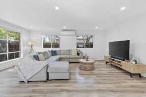 TV - 🌊 Ocean Mist – Coastal Comfort Just 150m to the Beach (St Leonards)