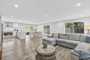 TV - 🌊 Ocean Mist – Coastal Comfort Just 150m to the Beach (St Leonards)