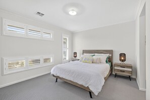 4 habitaciones, tabla de planchar con plancha, wifi y ropa de cama 