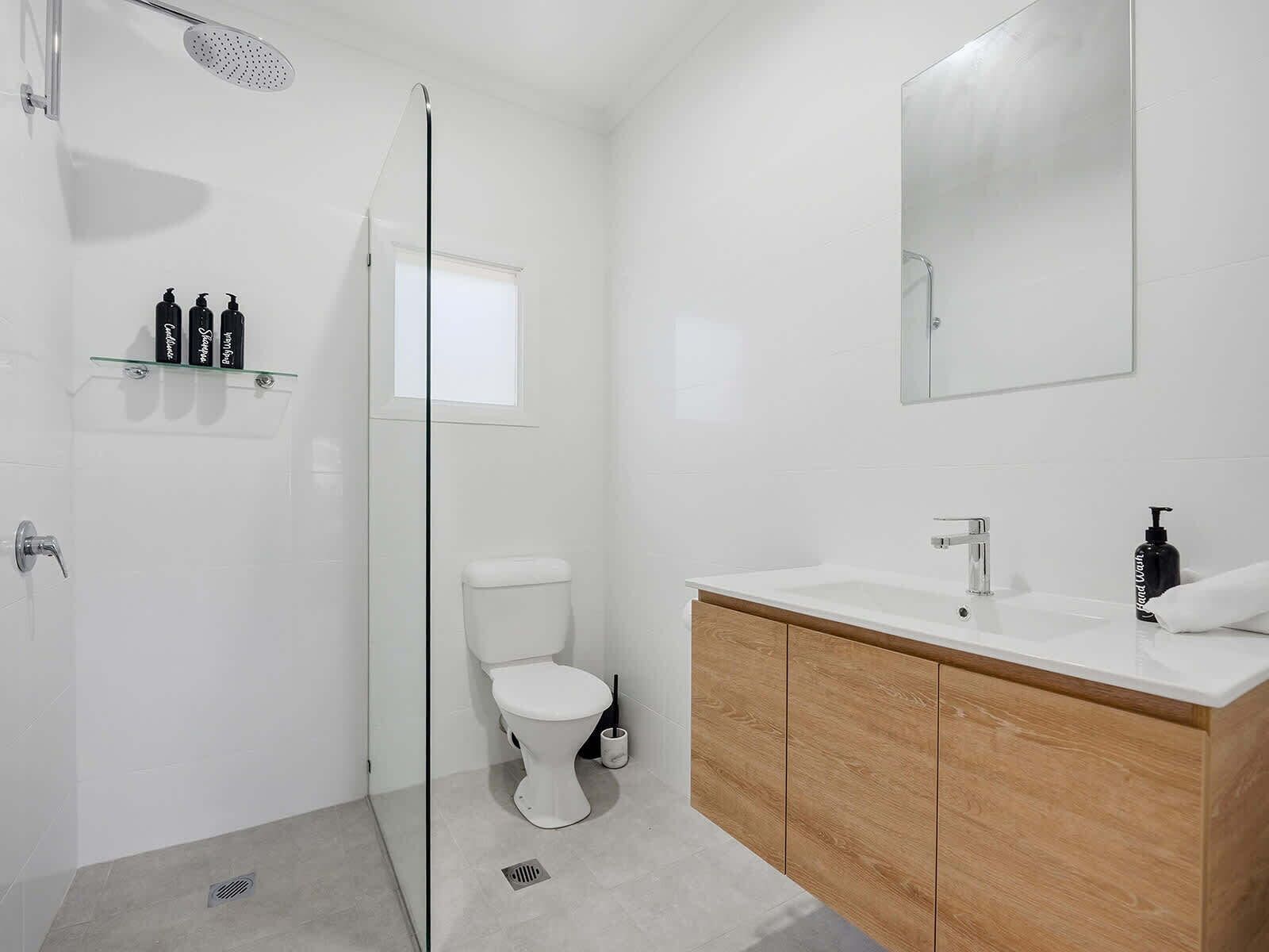 Bruser, hårtørrer, håndklæder, Shampoo