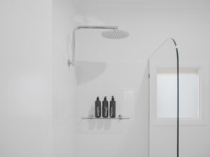 Doccia, asciugacapelli, asciugamani, shampoo