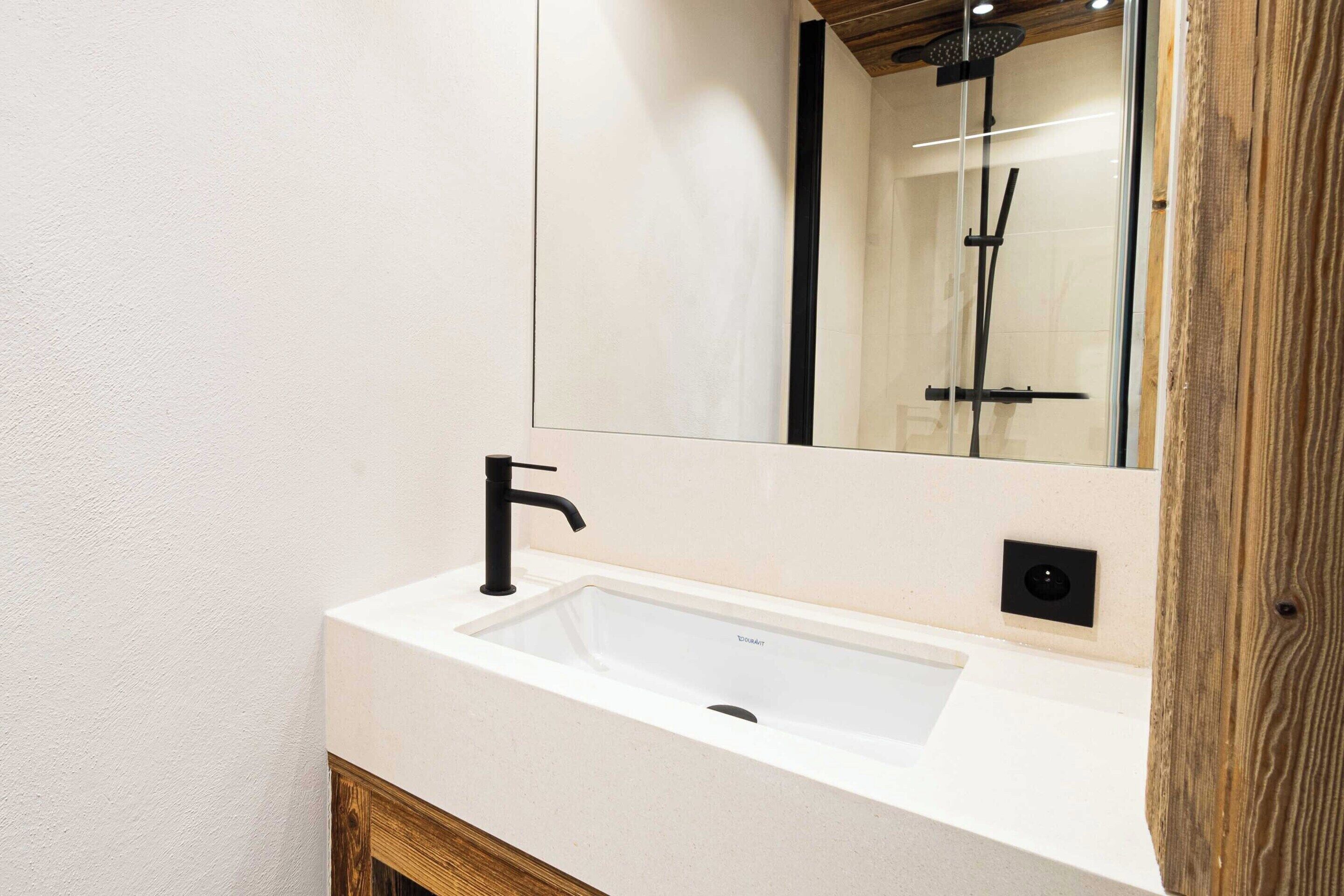 Chalet | Bathroom | Bathtub, hair dryer, towels, shampoo