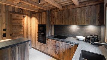 Chalet | Dapur peribadi | Kerusi tinggi, alat memasak/pinggan mangkuk/perkakas dapur