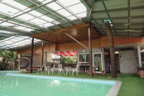 Kolam renang indoor/outdoor