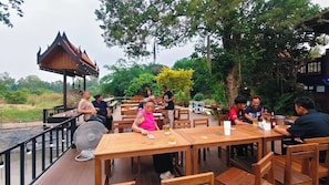 Tempat makan outdoor