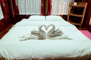 Classic Quadruple Room, Garden View | Bed sheets - Le Ping Villas (Kao Liao)