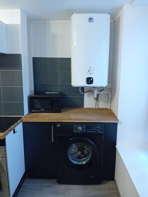 Microwave, oven, stovetop - Cosy downtown apartment for 4 to 6 people (Charleville-Mézières)