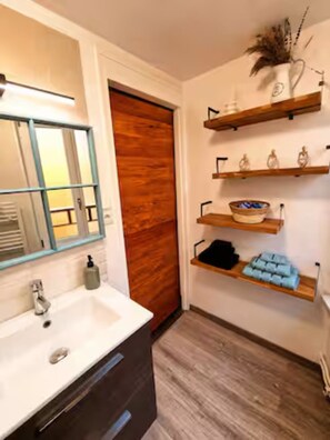 Regadera, secadora de cabello, toallas, papel de baño 