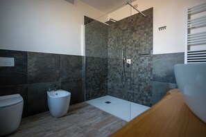 Dusche, Haartrockner, Bidet, Handtücher