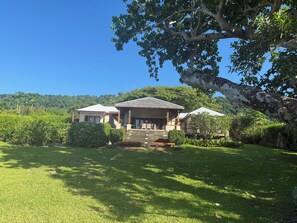 Exterior - The Oasis Beachfront Villa Private Pool Welcoming couples through to groups of 8 (Efate)