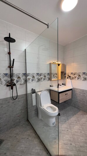 Shower, towels - Luxurious 3-Bedroom Apartment in Westlands, Nairobi (Nairobi)
