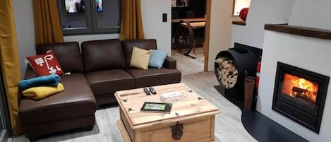 TV, fireplace