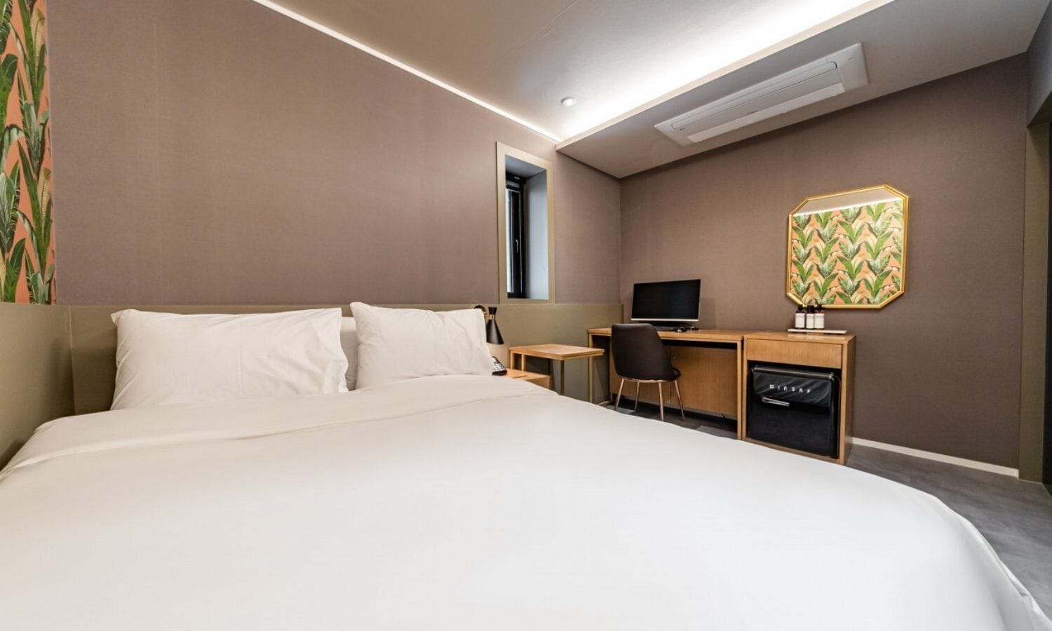 Ropa de cama hipoalergénica, escritorio, wifi gratis y ropa de cama