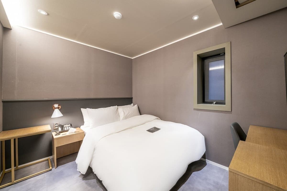 เครื่องนอนป้องกันสารก่อภูมิแพ้, โต๊ะทำงาน, Wi-Fi ฟรี, ผ้าปูที่นอน