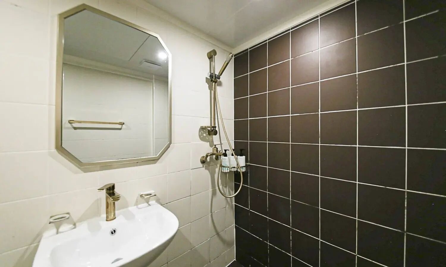 Standard Room (Multi-night rate) | Kylpyhuone | Hiustenkuivaaja, kylpytakit, bidee, pyyhkeet
