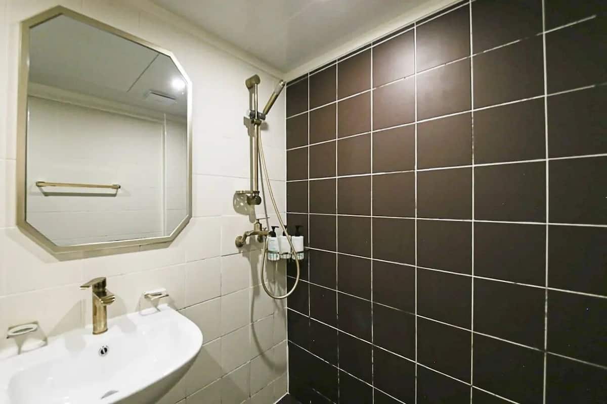 Standard Room (Multi-night rate) | Kylpyhuone | Hiustenkuivaaja, kylpytakit, bidee, pyyhkeet