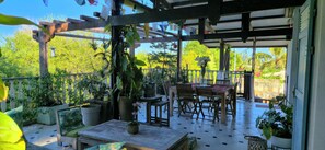 Outdoor dining - Thalie's Eden (Saint-Paul)
