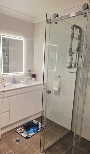 Shower - Tranquil Oakhurst Retreat Your Peaceful Home Away from Home (Oakhurst)