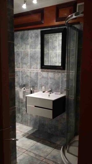 Shower, jetted tub, hair dryer, towels