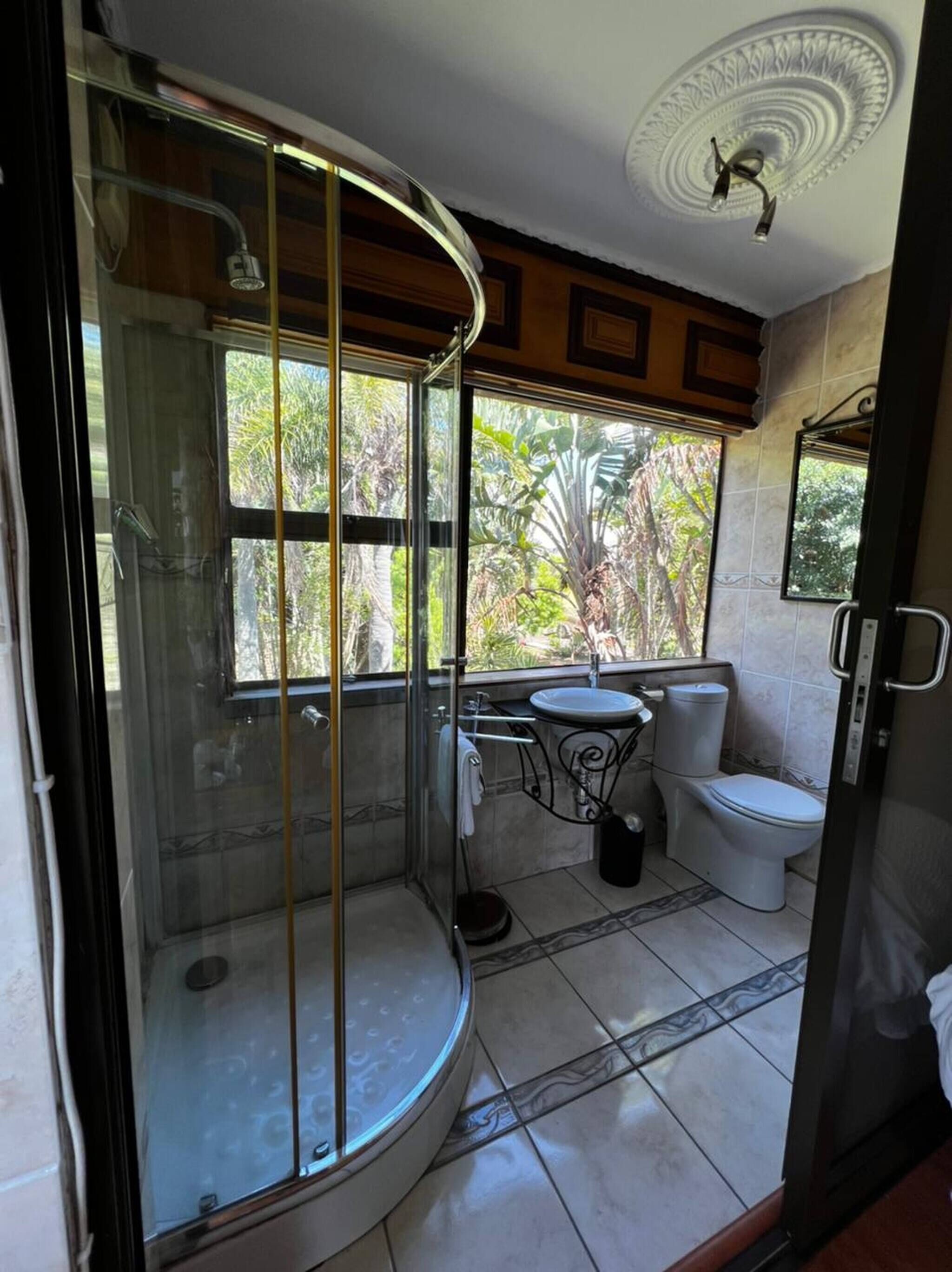 Chuveiro, banheira de hidromassagem, secador de cabelo, toalhas de banho