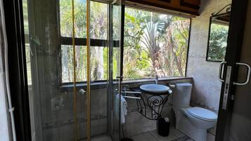Chuveiro, banheira de hidromassagem, secador de cabelo, toalhas de banho