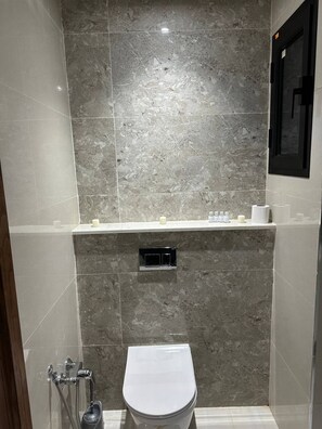 Ducha, secador de pelo y toallas