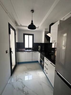 Frigorífico, microondas, horno y placa de cocina