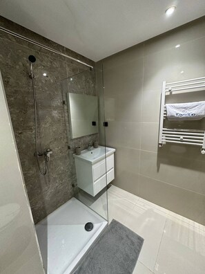 Douche, sèche-cheveux, serviettes fournies
