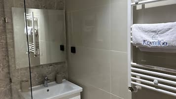 Dusche, Haartrockner, Handtücher