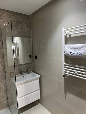 Shower, hair dryer, towels - Luxurious Urban Sanctuary in the Heart of Tunis (Tunis)