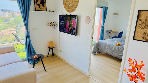 1 soverom, strykejern/-brett, internettilgang og sengetøy