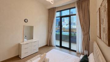 Departamento estándar | Muebles diferentes, escritorio y espacio para trabajar con laptop
