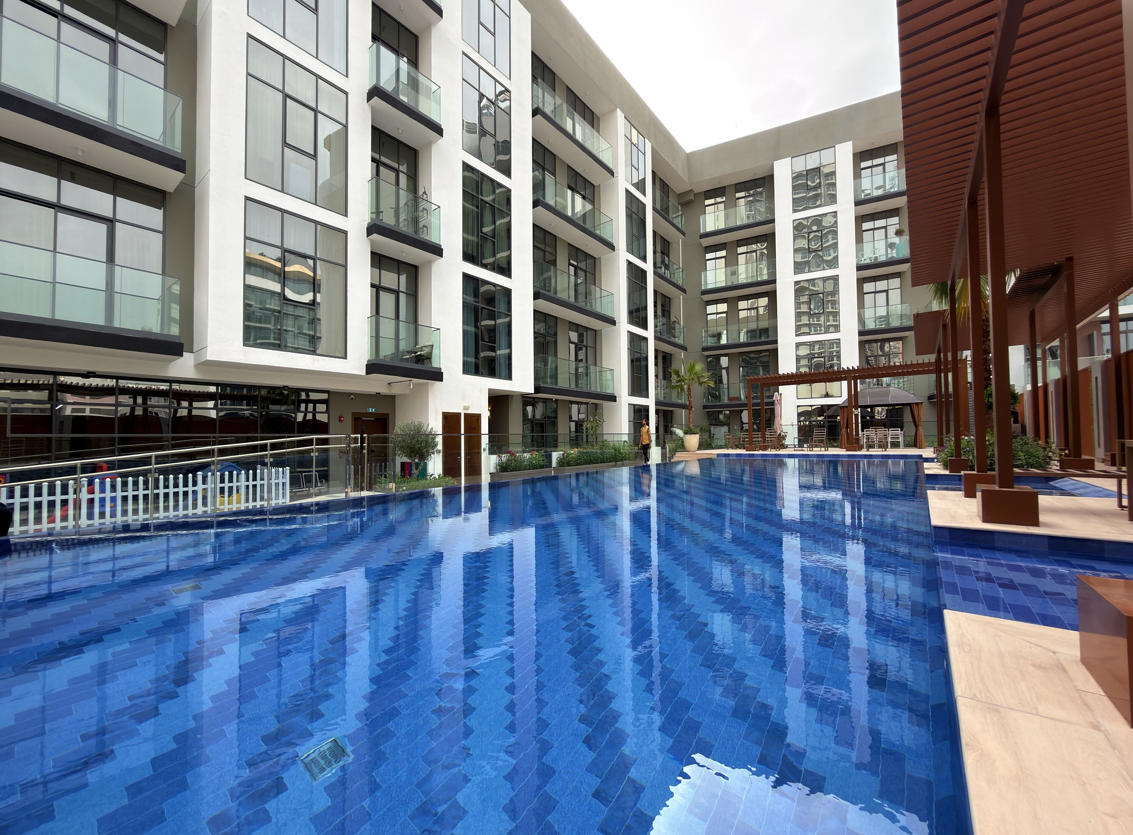 Una piscina al aire libre