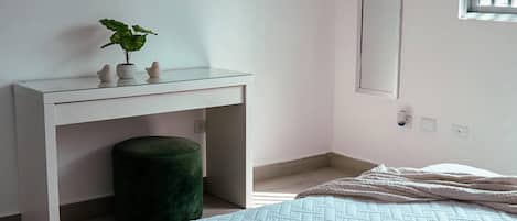 1 habitación, tabla de planchar con plancha y internet
