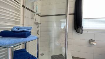 Dusche, Haartrockner, Handtücher