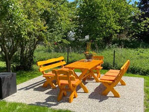 Outdoor dining - Holiday Home SweetHome – 100 sqm with Large Fenced Garden – Up to 3 Dogs Allowed (Bad Sachsa)