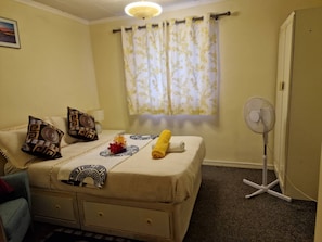 3 bedrooms, iron/ironing board, Internet, bed sheets - Basildon holiday home Essex UK (Essex)