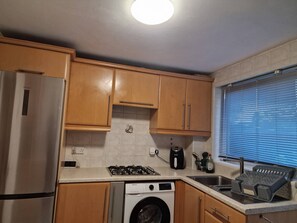 Fridge, microwave, oven, coffee/tea maker - Basildon holiday home Essex UK (Essex)