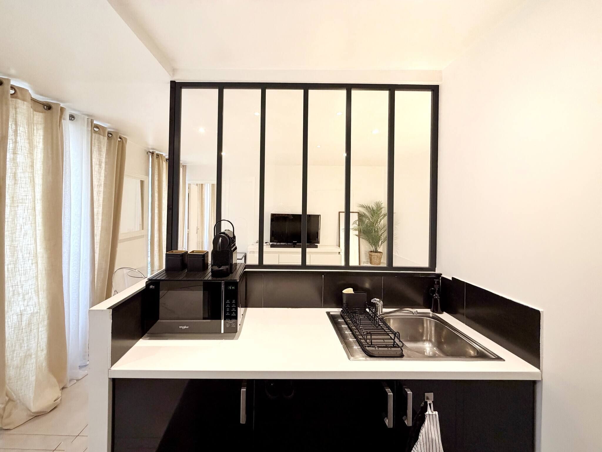 Fridge, microwave, oven, coffee/tea maker