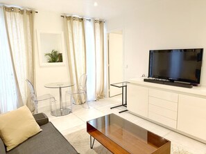 TV - Charming studio in the heart of République (Paris)